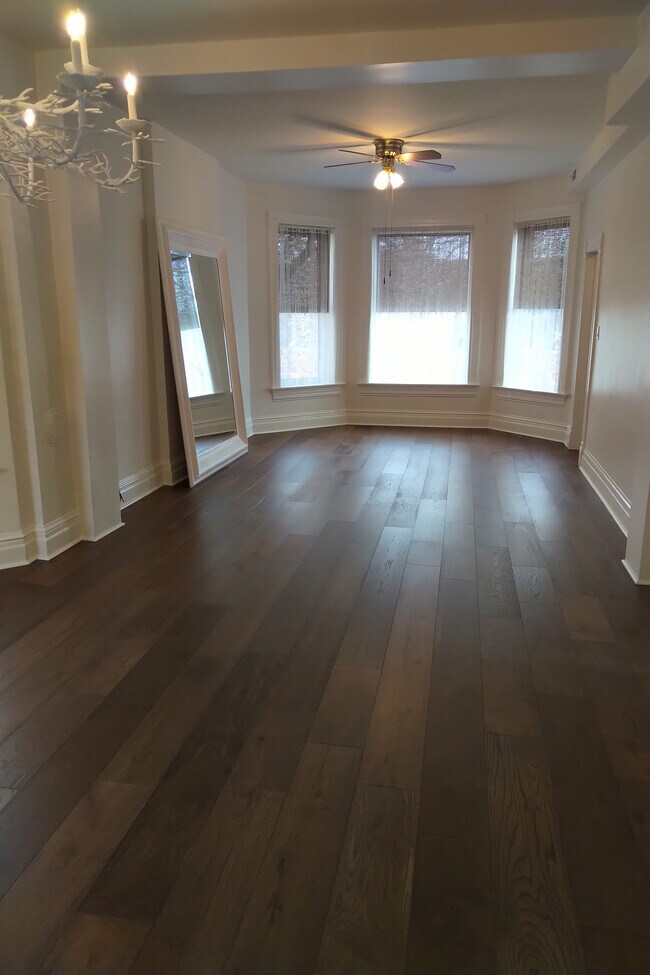 Foto del edificio - 948 N Hoyne Ave