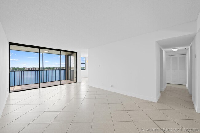 Building Photo - 105 Lake Emerald Dr