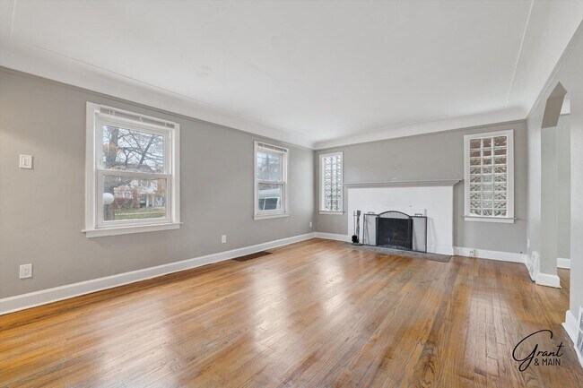 Building Photo - $1400 3 bedroom