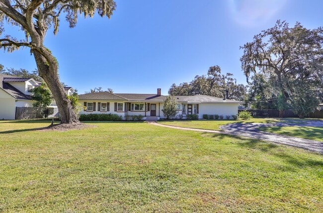 Building Photo - Exquisite 3/2.5 & 2/1 Piece of Paradise on...