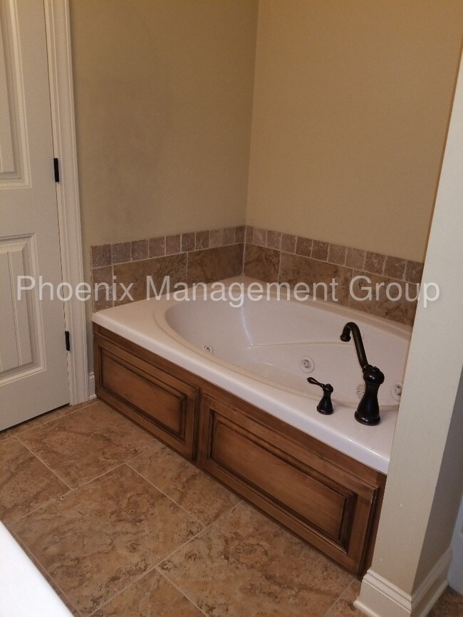 beautiful house in gated community! - house for rent in jackson, tn