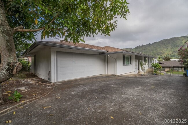 Building Photo - UPGRADED 4BR 2BA House in MANOA with SPLIT...