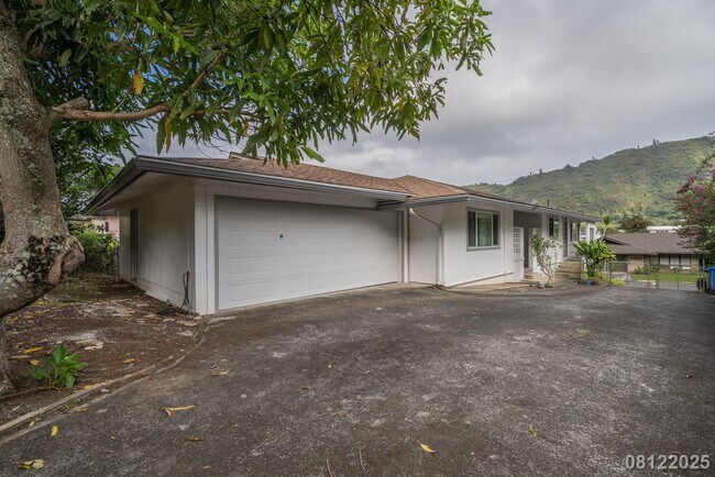 Foto del edificio - UPGRADED 4BR 2BA House in MANOA with SPLIT...