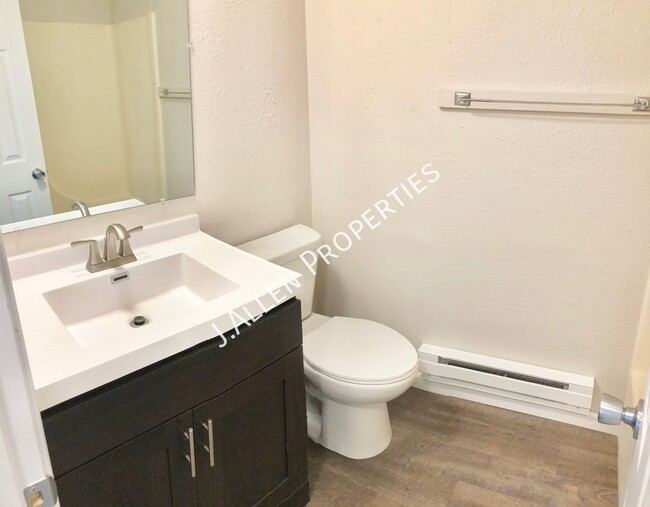 Building Photo - Very Nice Updated, Sunny 2 bed