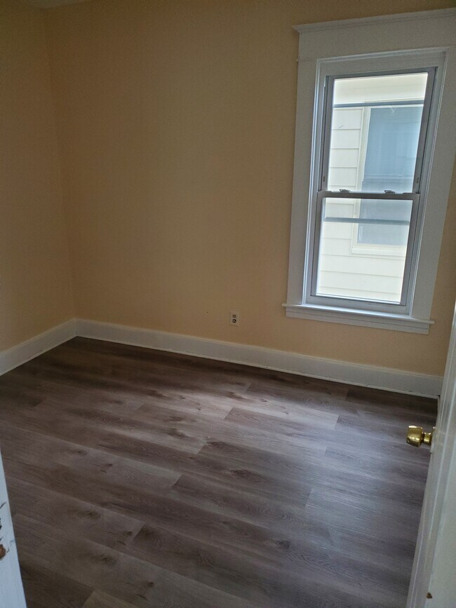Building Photo - 861 Oakwood Ave