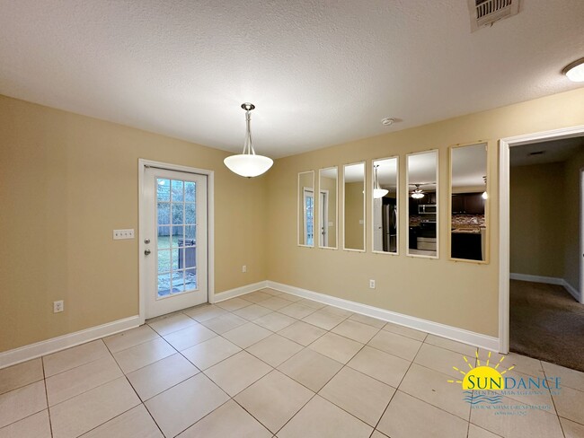 Building Photo - Spacious 5 Bedroom Home in Fort Walton Bea...