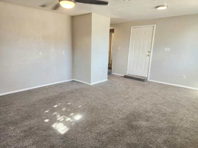 Building Photo - 905/907 N Ave K - duplex