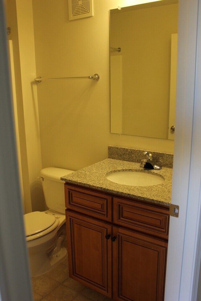 Foto del edificio - One Bedroom Garden Apartment