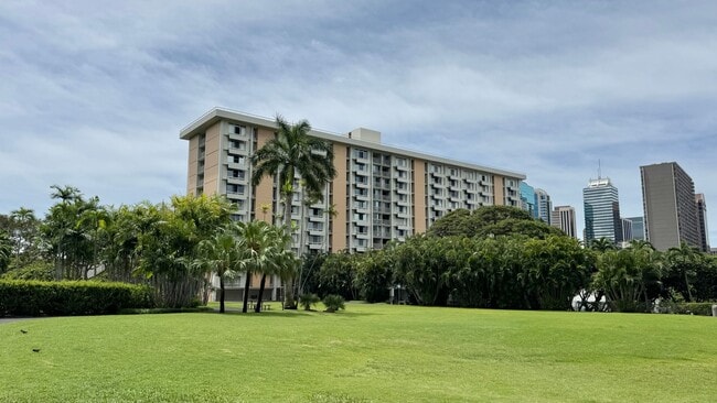 Foto del edificio - Queen Emma Gardens – Prince Tower | Studio | 1 Bath | 1 Assigned Parking