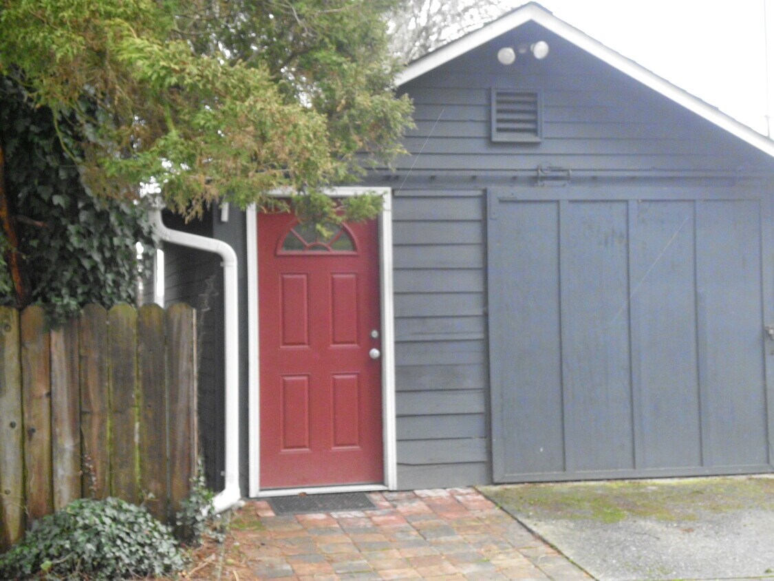 Carriage house front - 742 S Summit Ave