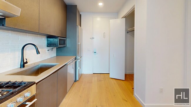 Foto del edificio - Northern Blvd | Flushing Studio w/Private Balcony, W/D & NO Broker's Fees!