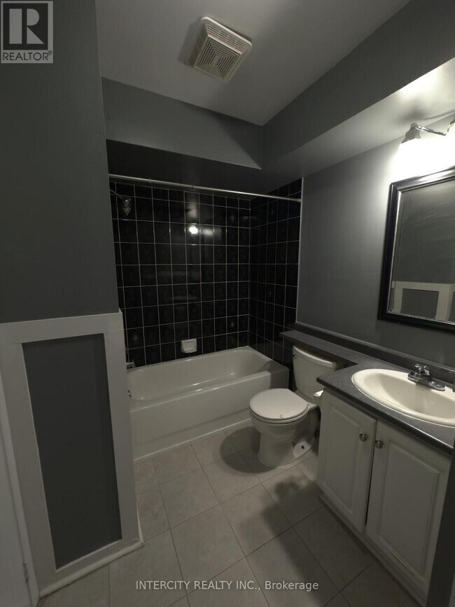 Photo du bâtiment - 1635 Pickering Pkwy