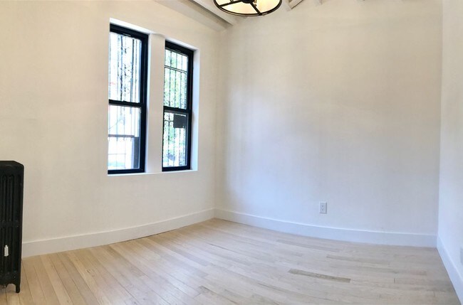 Building Photo - 242 Bainbridge St
