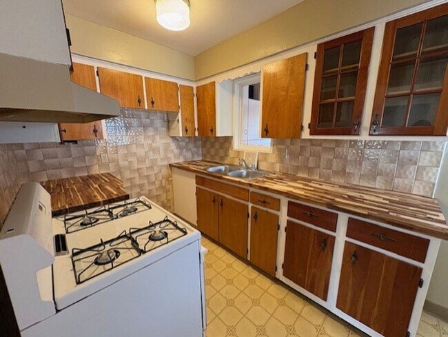 Foto del edificio - 1724-1726 Tanglewood Dr Akron OH 44313 MFH2 .PW .T1