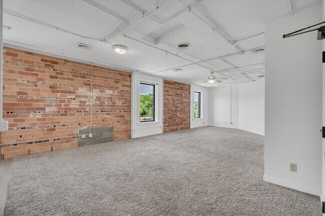 Foto del edificio - 400 N Main St