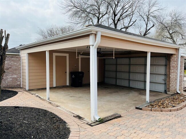 Building Photo - 16203 Ridgegreen Dr