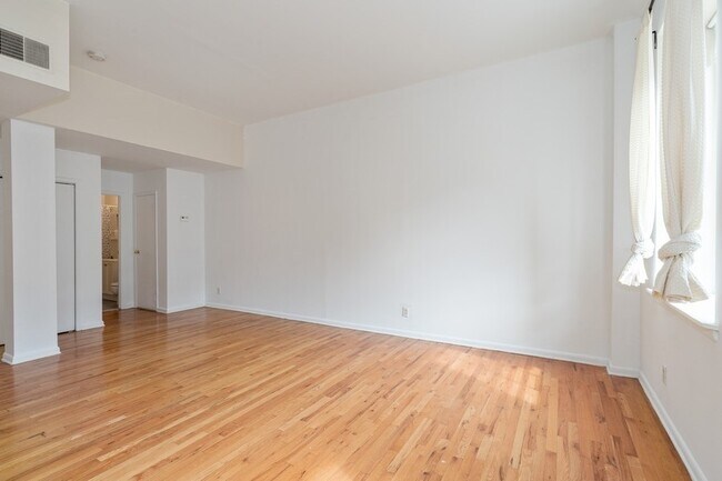 Loft Studio - 341 Monmouth St