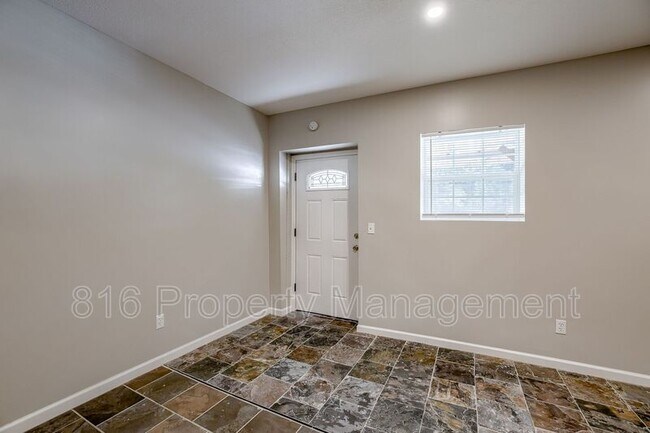 Foto del edificio - 8718-8720 E Winner Rd