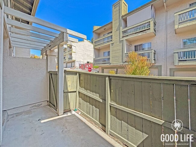 Building Photo - Spacious 3B/2.5BA Multi-Level Home in Redwood Village with Attached Garage, Private Patio & Commu...