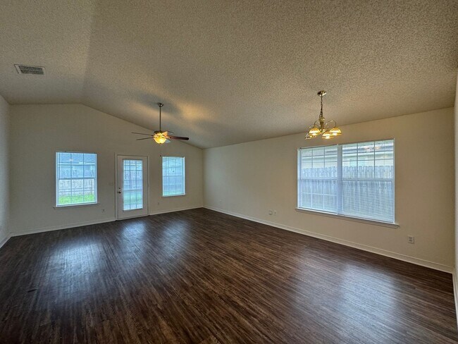 Building Photo - Move In Special 1/2 Off 1st Months Rent! 4...