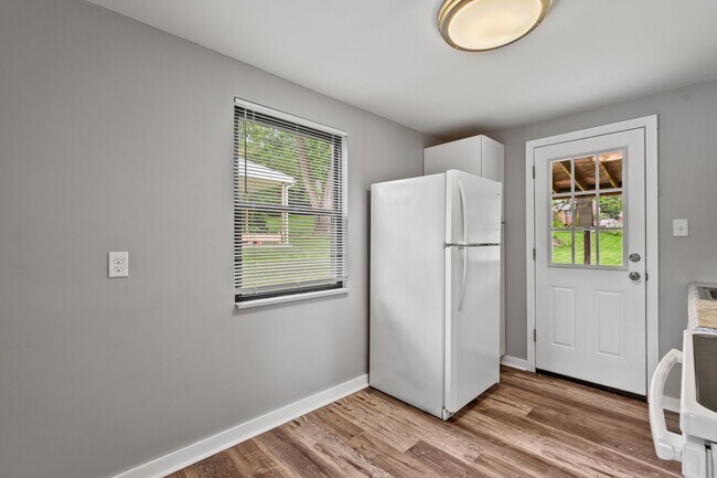 Building Photo - 3 Bedroom in Bethel Park!