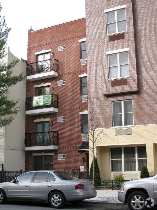 Building Photo - 712 6th Ave