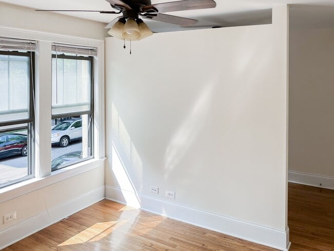 Building Photo - 526 W Cornelia Ave