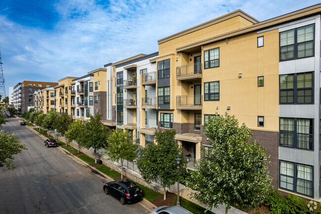 Building Photo - Emerald Gardens