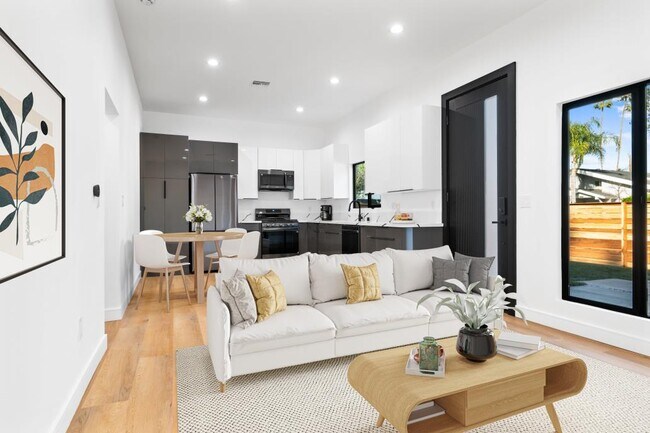 Foto del edificio - 6443 Oakdale Ave