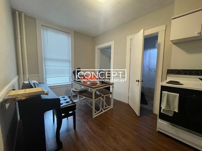 Building Photo - 8 A Forest St