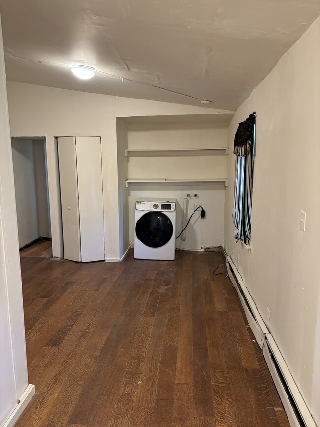Living Room/Laundry - 1326 W Pratt St