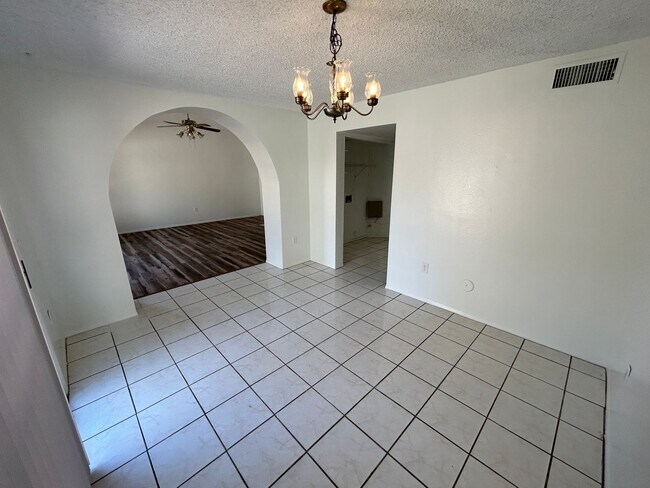 Building Photo - Charming 3 bed / 2.5 bath Gilbert Home wit...