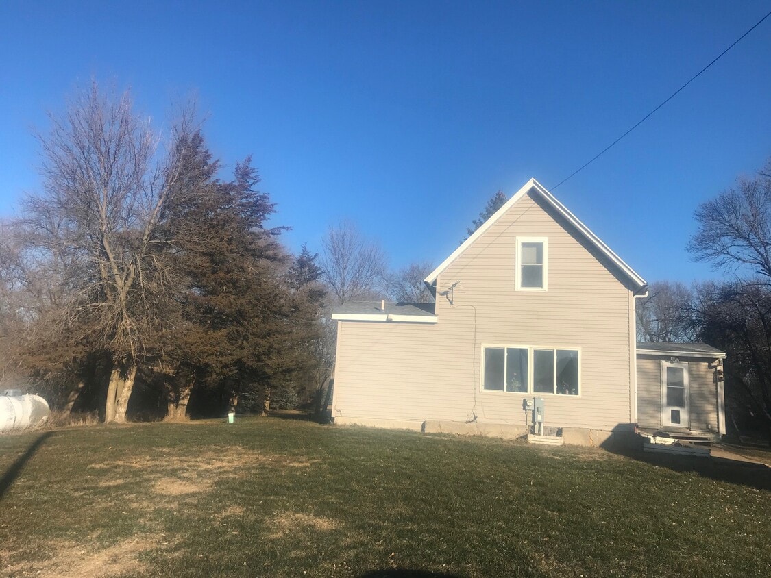 Front - 20635 462nd Ave