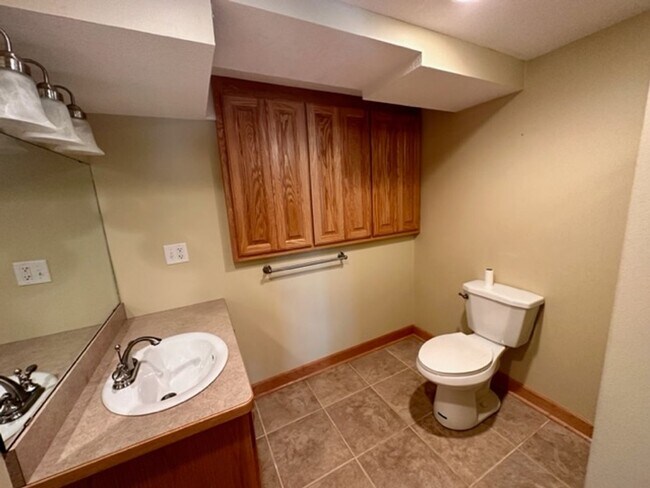 Foto del edificio - 6 bedroom, 4.5 bath Whitefish chain, 12 mo...