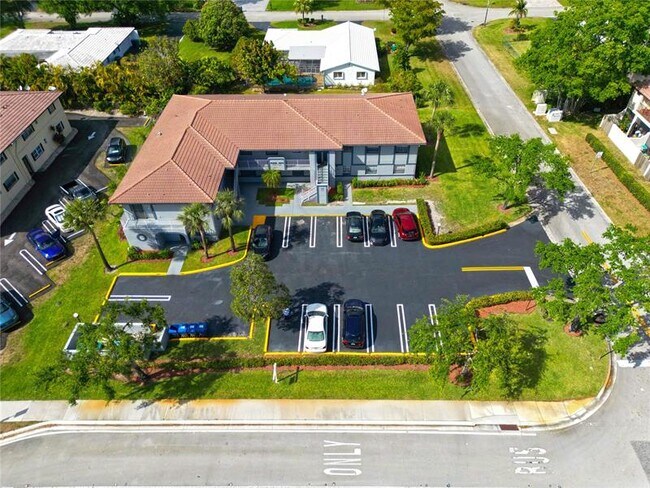 Foto del edificio - 10687 Royal Palm Blvd