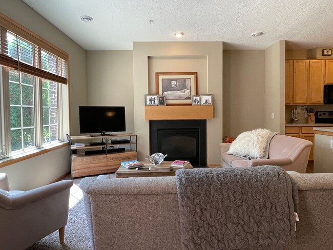 Building Photo - Blaine Town Home, Very Spacious Layout, 2 ...