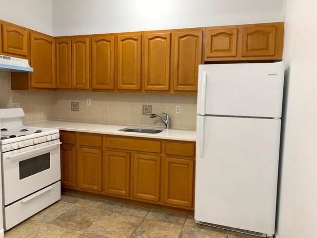 kitchen - 319 Dewitt Ave