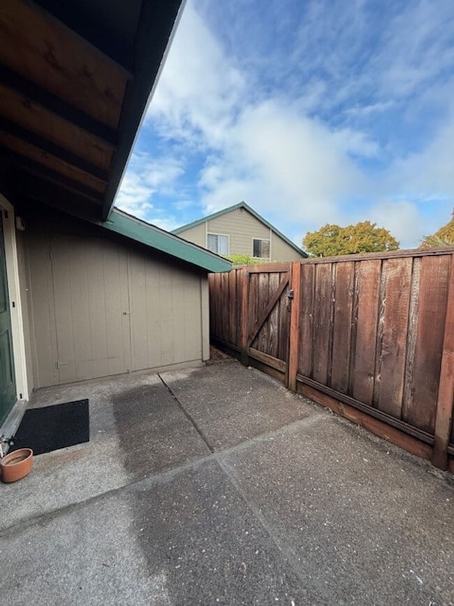 Foto del edificio - Rare 2 bedroom/1 bathroom Single Story Con...