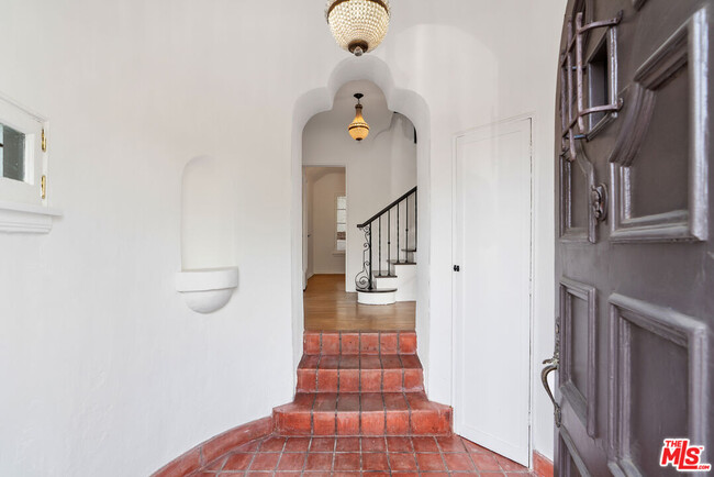 Building Photo - 8303 Marmont Ln