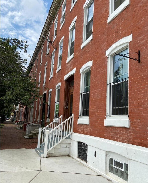 Building Photo - 3711 Lancaster Ave