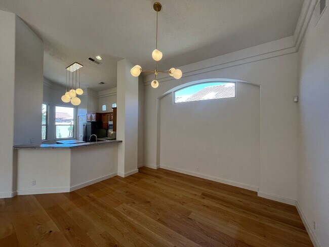 Building Photo - Grand 3 Bedroom 2 Bathroom Home Located In...