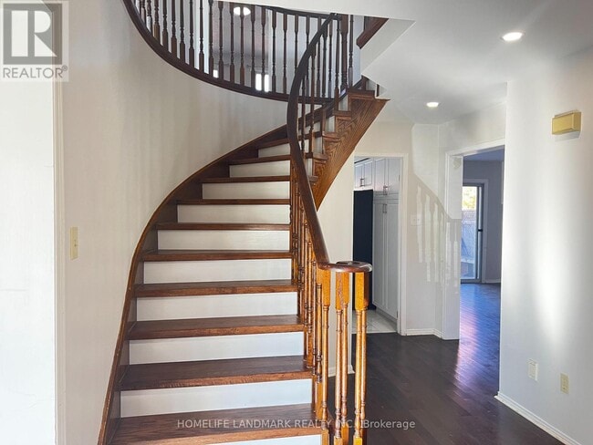 Building Photo - 585 Yorkminster Crescent