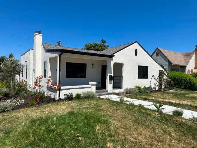 Building Photo - 2529 W 73rd St