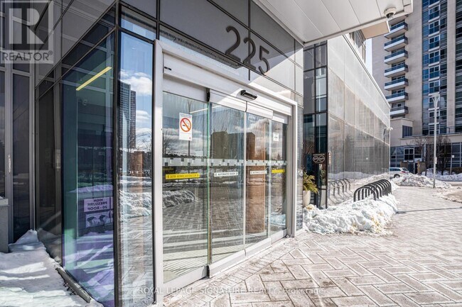 Photo du bâtiment - 225 Village Green Square