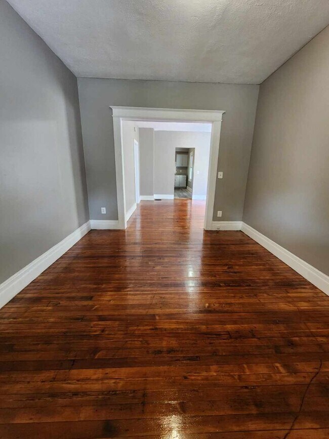 Building Photo - FIVE Bedroom Single Family Home!