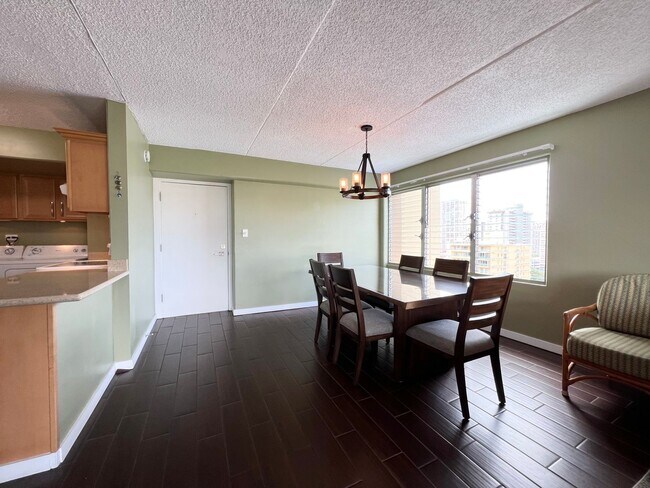 Foto del edificio - 2BD/2BA/2PKG. Furnished, Waikiki, Views, B...