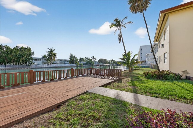 Foto del edificio - 160 S Shore Dr