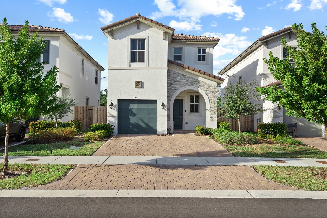 Photo - 2405 NW 131st Cir (North Miami, FL)