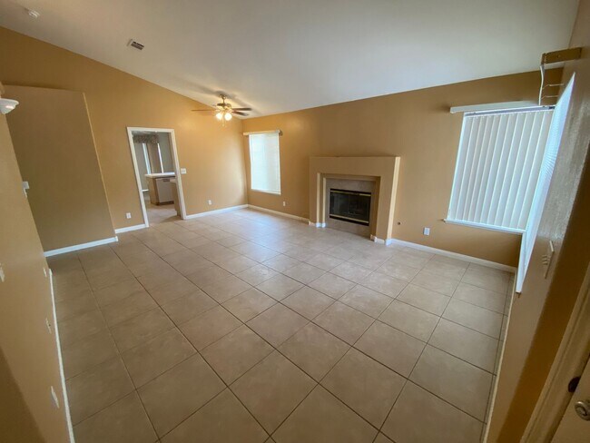 Foto del edificio - 2 bed/ 2 bath home located in Peccole Ranch