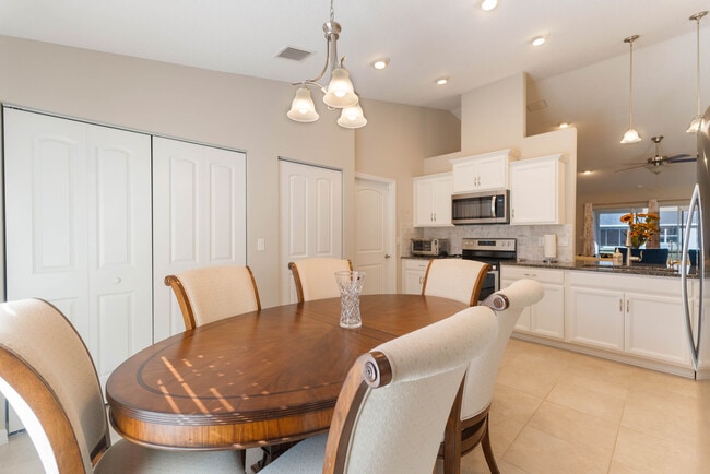 Building Photo - 15 Raeland Ln